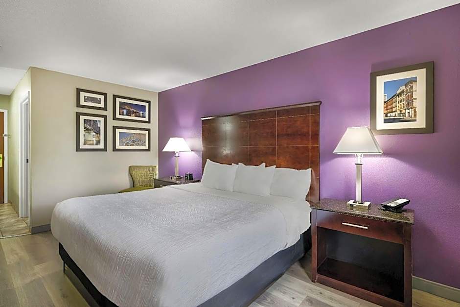 La Quinta Inn & Suites by Wyndham Louisville East