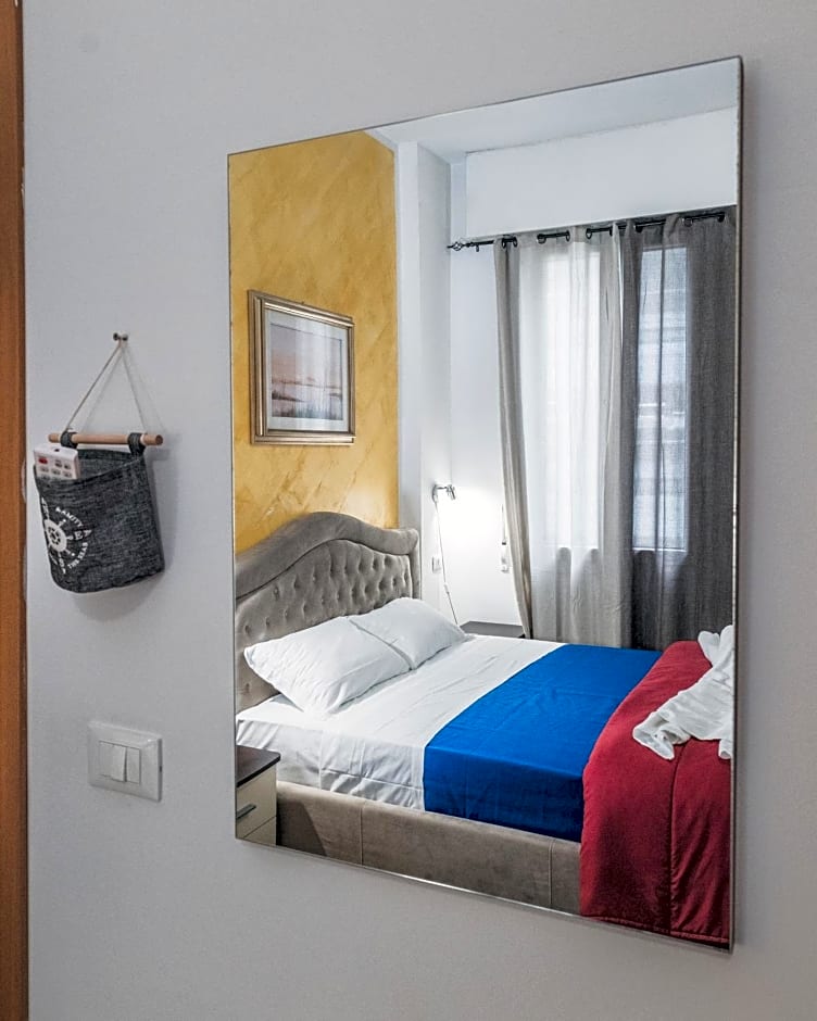 Bulldog Station Apartments with private WC, AC, TV