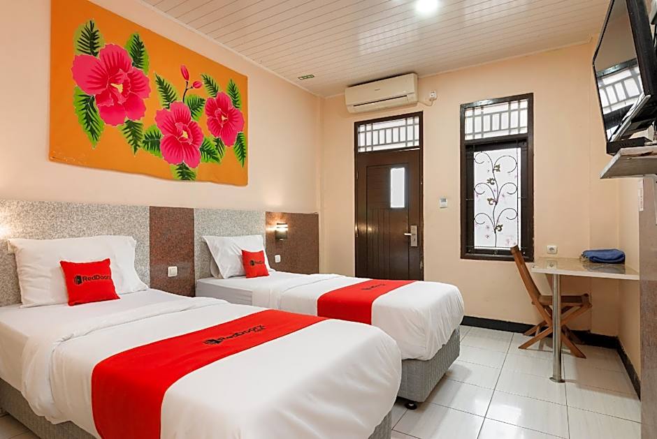 RedDoorz Syariah near Mall Of Serang