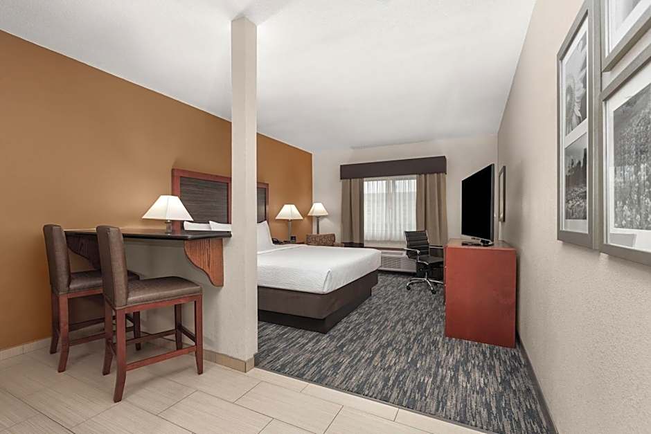 La Quinta Inn & Suites by Wyndham Midwest City - Tinker AFB