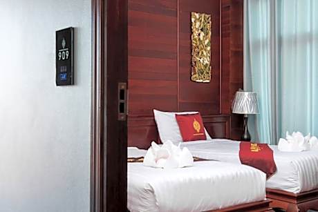 Manorom Chateau Hotel