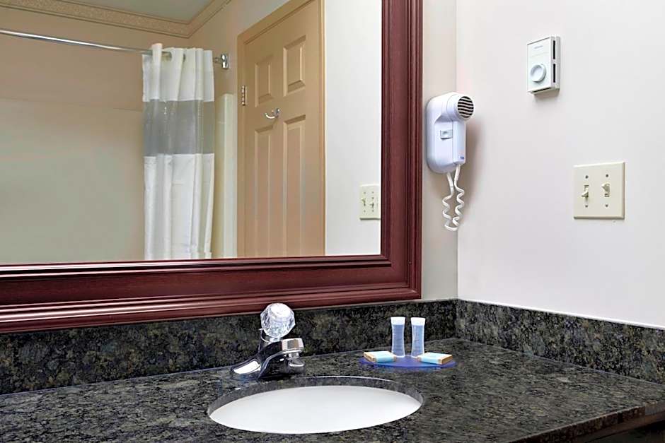 Days Inn & Suites by Wyndham Sault Ste. Marie ON