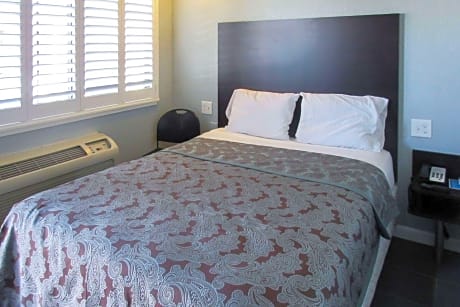 1 Queen Bed, Nonsmoking, Accessible