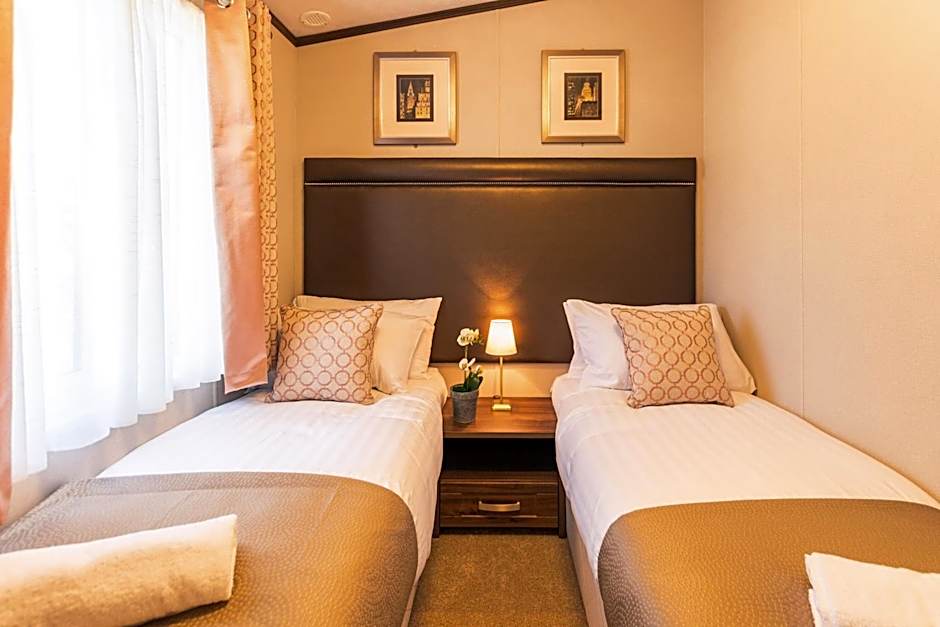 Sutton Lodge with Hot Tub