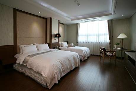 Standard Twin Room with City View