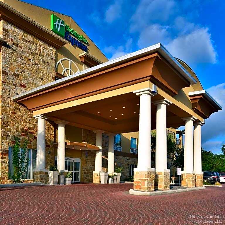 Holiday Inn Express & Suites Fredericksburg By IHG