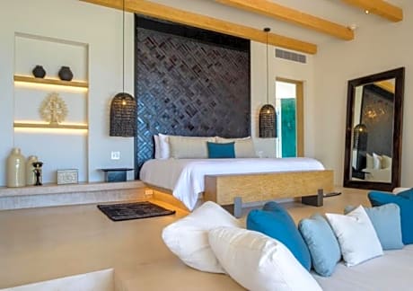 King Suite Villa with Oceanfront and Plunge Pool - Non-Smoking