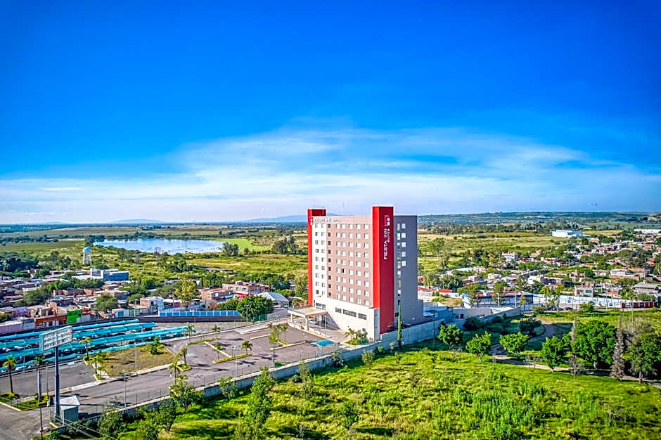 Photo 1 of 34 of Fiesta Inn Suites Aeropuerto del Bajio