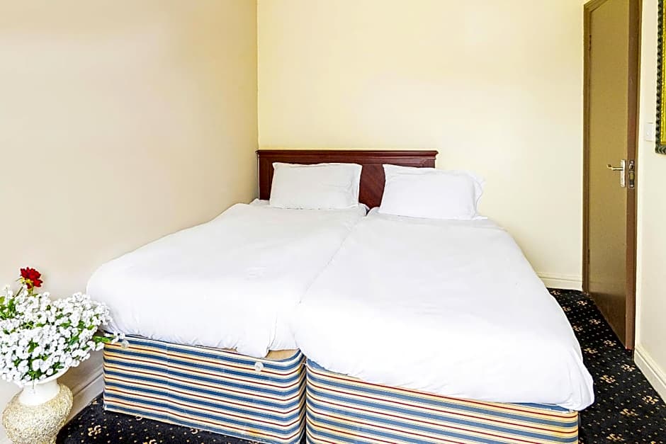 OYO Old Oak Tree Inn