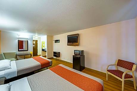 Queen Room with Two Queen Beds - Smoking
