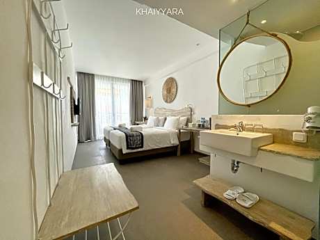 Deluxe Pool Access King Bed