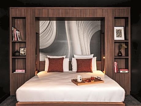Executive Suite: One Double Bed and One DoubleSofa  Bed, Eiffel Tower View