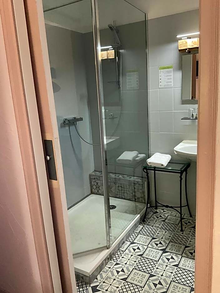 Hôtel Lou Caleù restaurant le Rocher des Abeilles