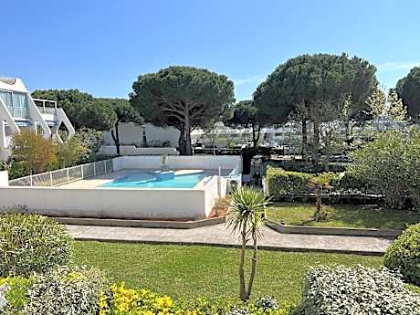 Sol-y-Days Sables Or, vue sur piscine