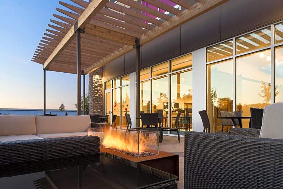 Holiday Inn Express & Suites Duluth North - Miller Hill, an IHG Hotel