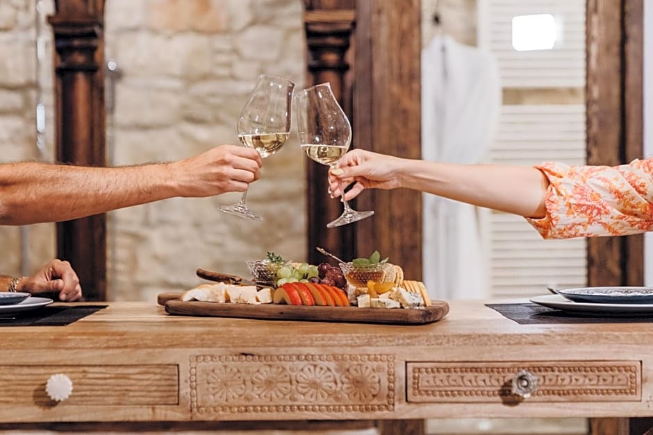 Oinou Strata - Adults Only