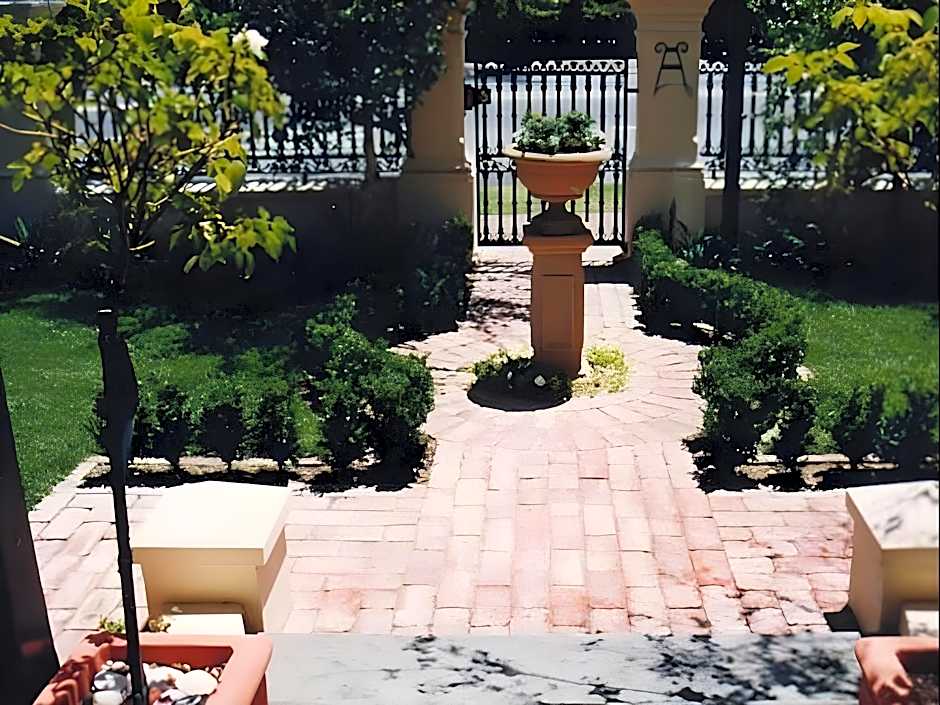 Water Bay Villa Bed & Breakfast