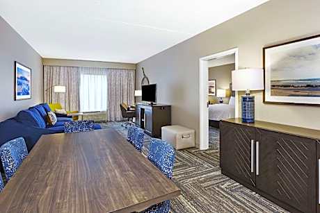 1 King Bed 1 Bedroom Suite W/ Sofabed Nonsmok Hdtv/free Wi-fi/living Room/dining Area Wet Bar/fridge