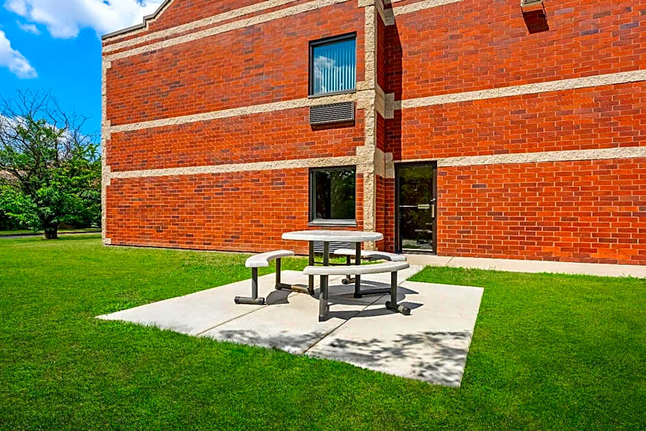 Super 8 by Wyndham Elgin