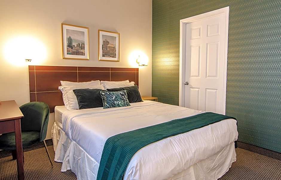 Photo 1 of 13 of 1 Queen Bed, Balcony