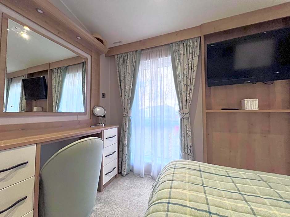 Lakeside Dorchester Lodge - Hot Tub with Fishing Peg