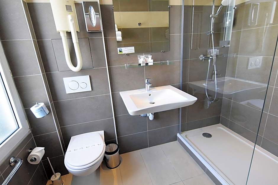 Alyss Saphir Cambronne Eiffel