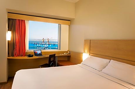 Room with queen-size bed for two people and sea view