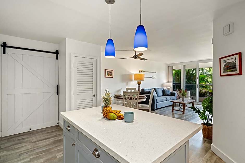 Renovated Condo - 3 Min Walk to Toes in the Sand!