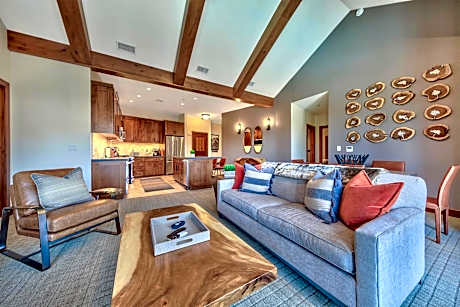 Deluxe Three-Bedroom Apartment