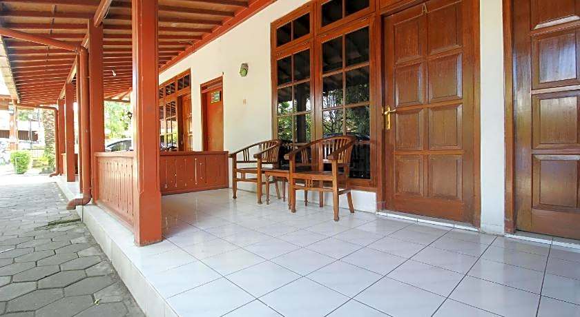 RedDoorz Plus near Alun Alun Selatan 2