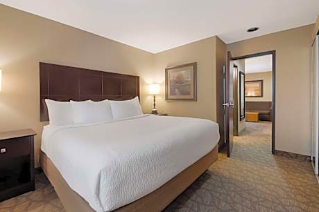 One-Bedroom King Suite with Sofa Bed and Wet Bar