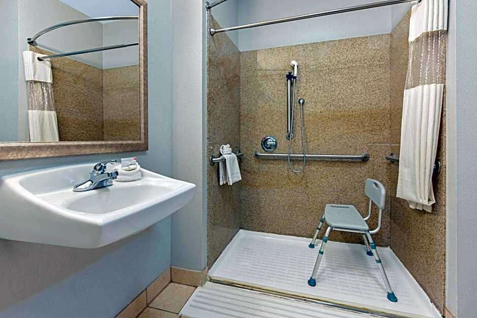 La Quinta Inn & Suites by Wyndham Bridge City