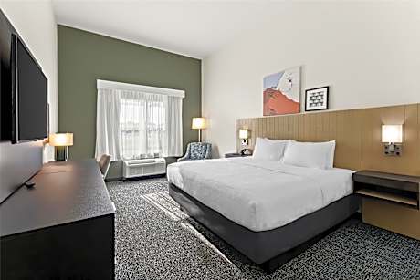 1 King Mobility/Hearing Accessible Ri Shower