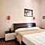 Bright flat in residence with pool - Beahost
