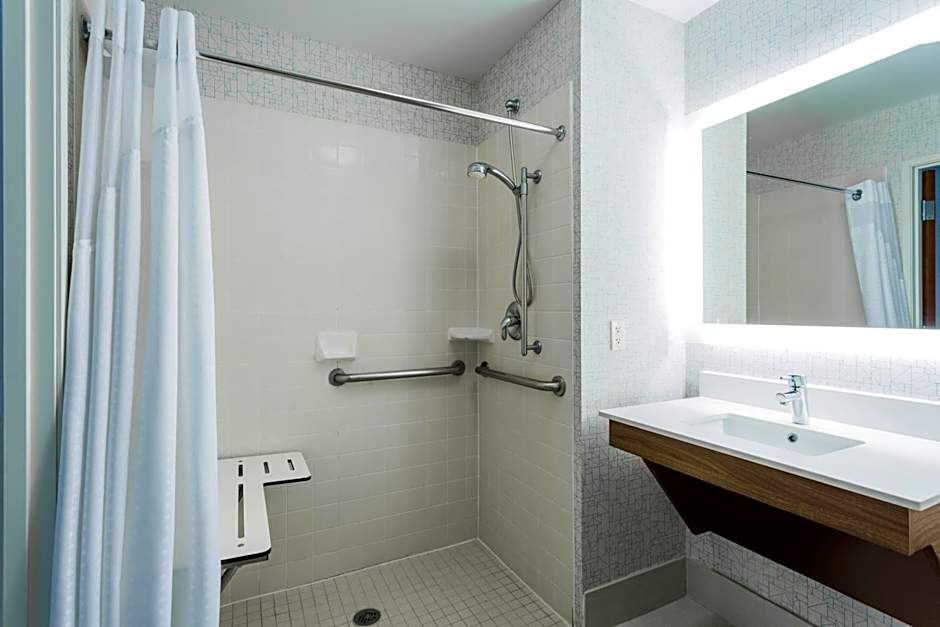 Holiday Inn Express and Suites - Petersburg - Fort Lee by IHG