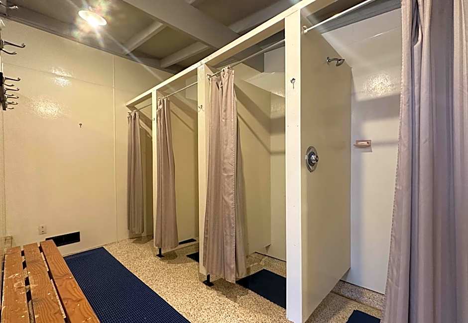 The Crossing Lodge & Backpackers