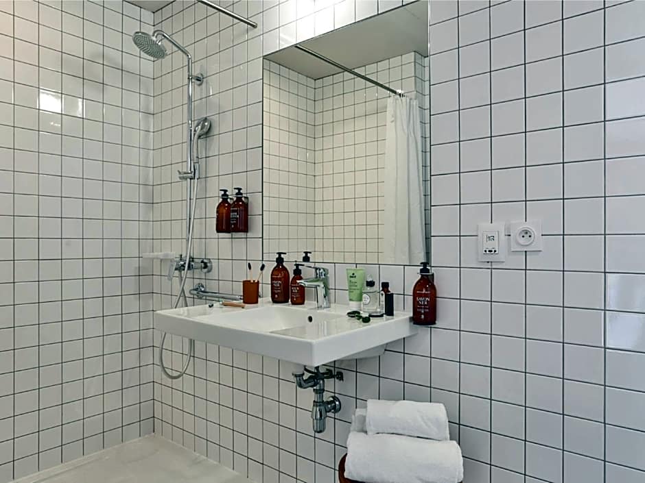 MOB HOTEL Paris Les Puces