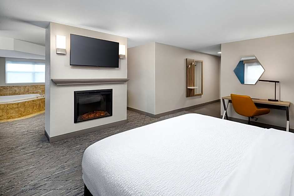 Holiday Inn Express & Suites - Green Bay East By IHG