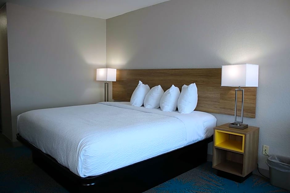 Days Inn by Wyndham Waco University Area