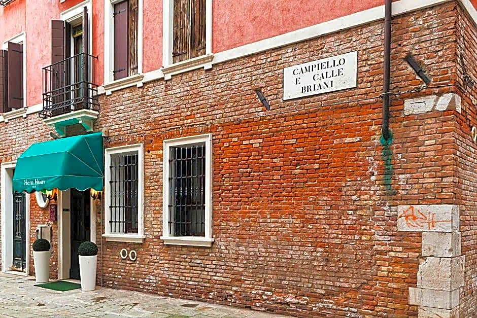 Hotel Henry