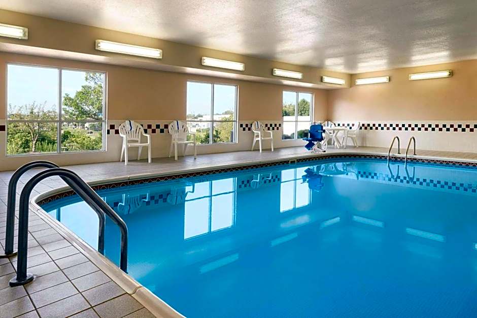 Country Inn & Suites by Radisson Davenport - Quad Cities