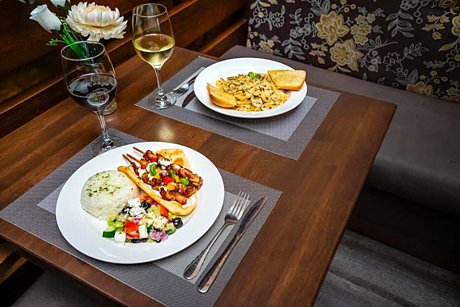 Monte Carlo Inns Airport Suites