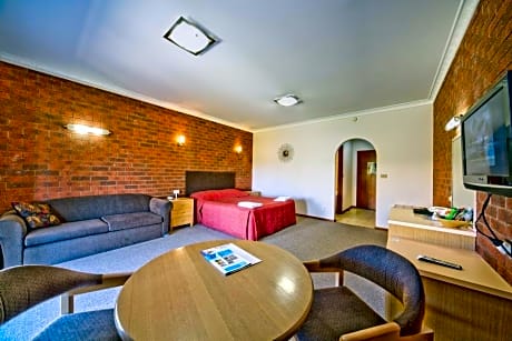 Deluxe Queen Room with Spa Bath