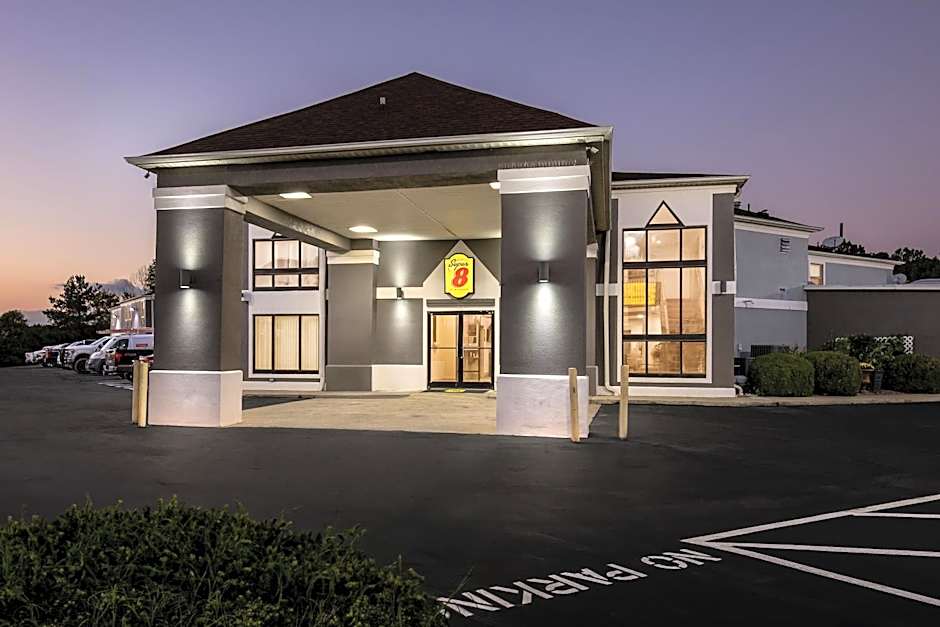 Super 8 by Wyndham Dickson
