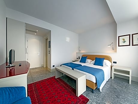 Comfort with Balcony and Lake View