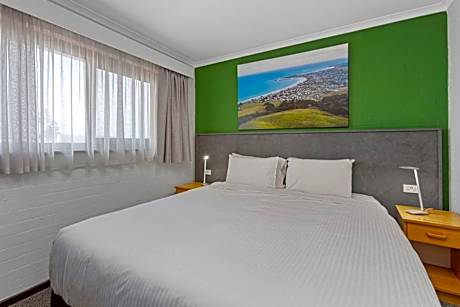 Two Bedroom Apartment with King Bed and Queen Bed (4 People).