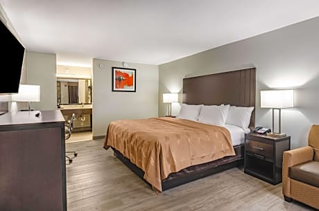 1 King Bed, Nonsmoking, Accessible