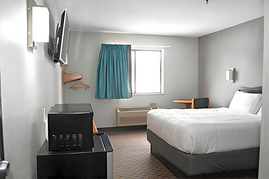 Photo 1 of 6 of 1 Queen Bed, Accessible