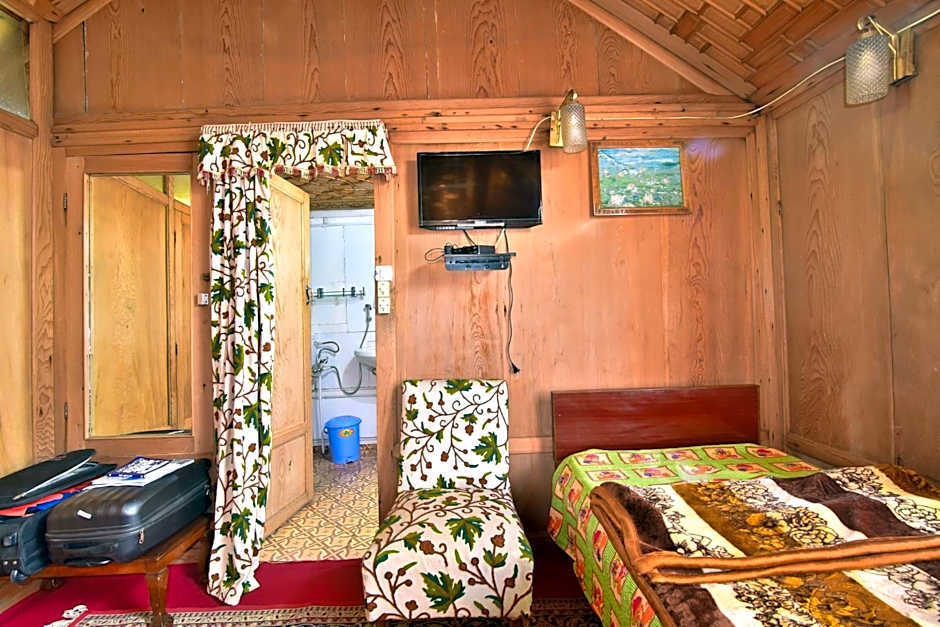 Golden Hopes Group of Houseboats