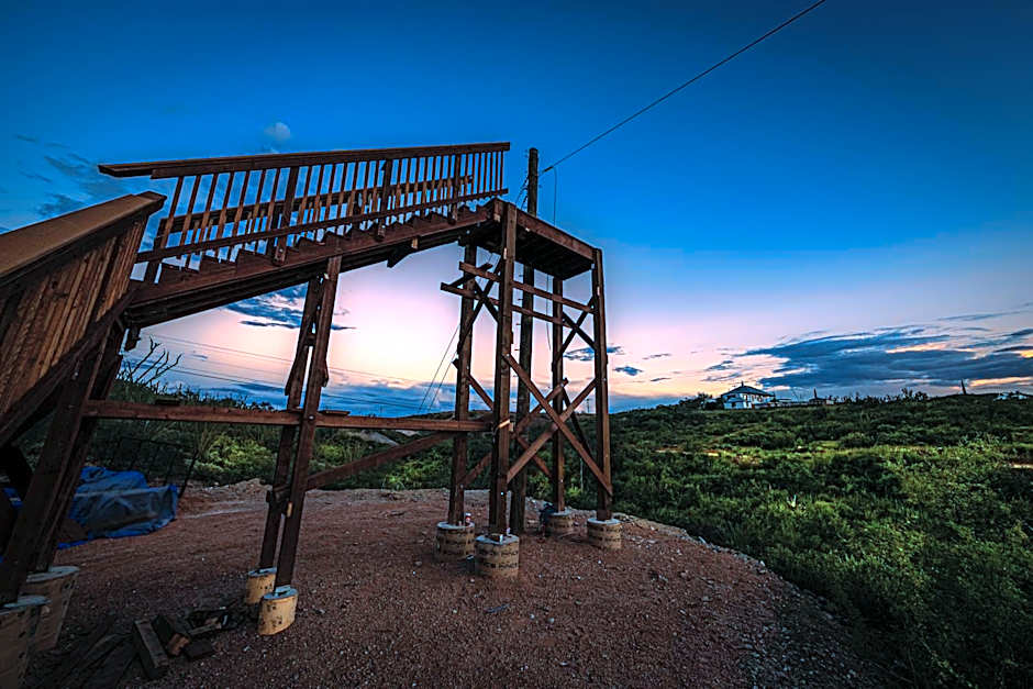 -Pet Friendly- Miners Cabin #5 -Two Double Beds - Private Balcony